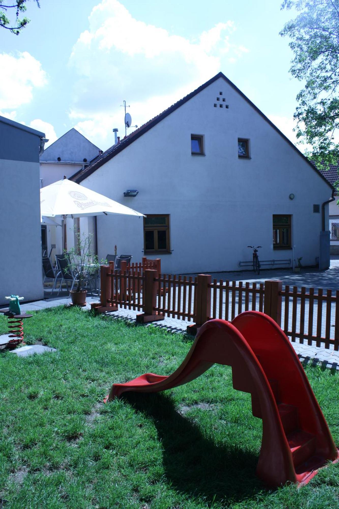 Penzion a CaféRestaurant U lávky Chrudim Exterior foto