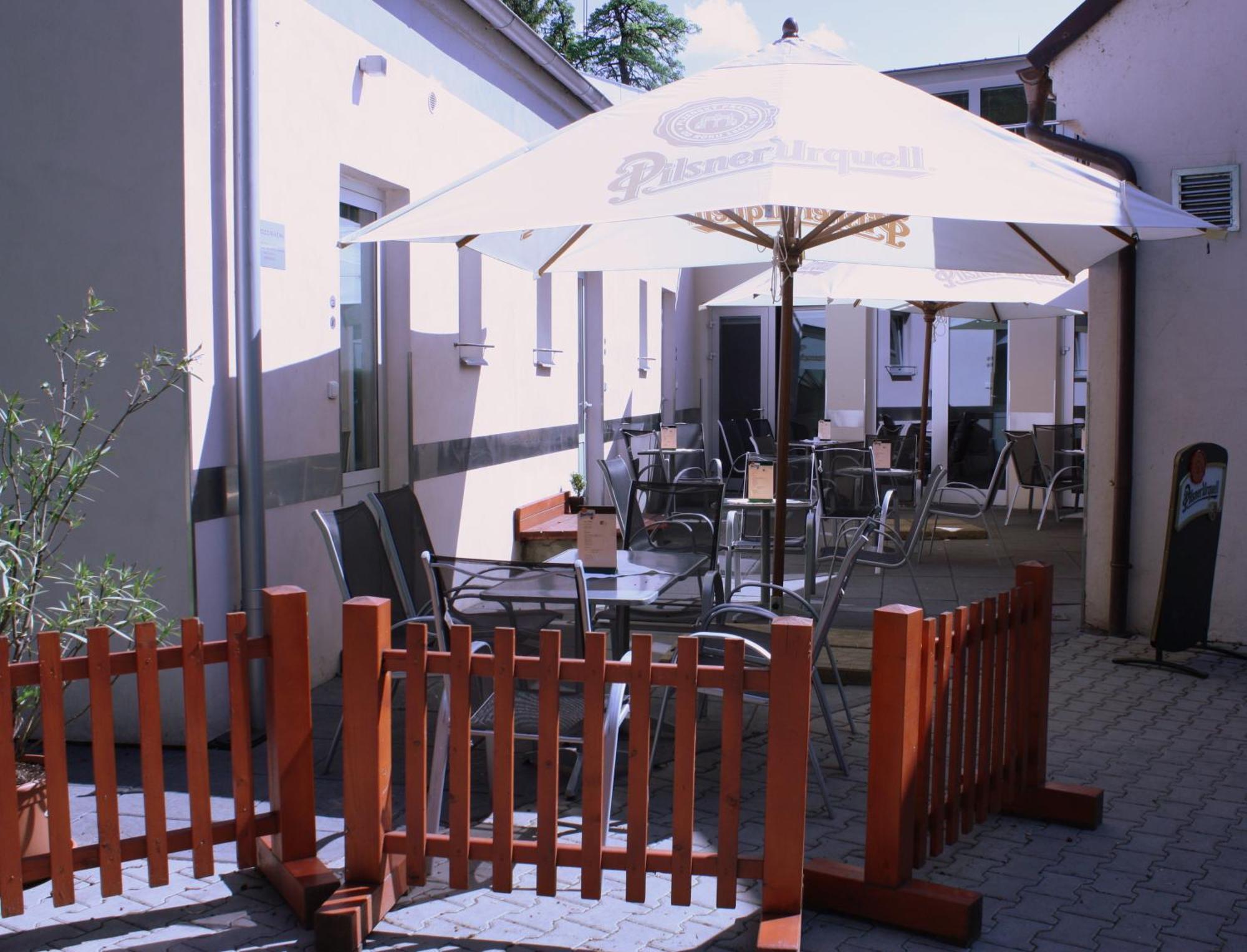 Penzion a CaféRestaurant U lávky Chrudim Exterior foto