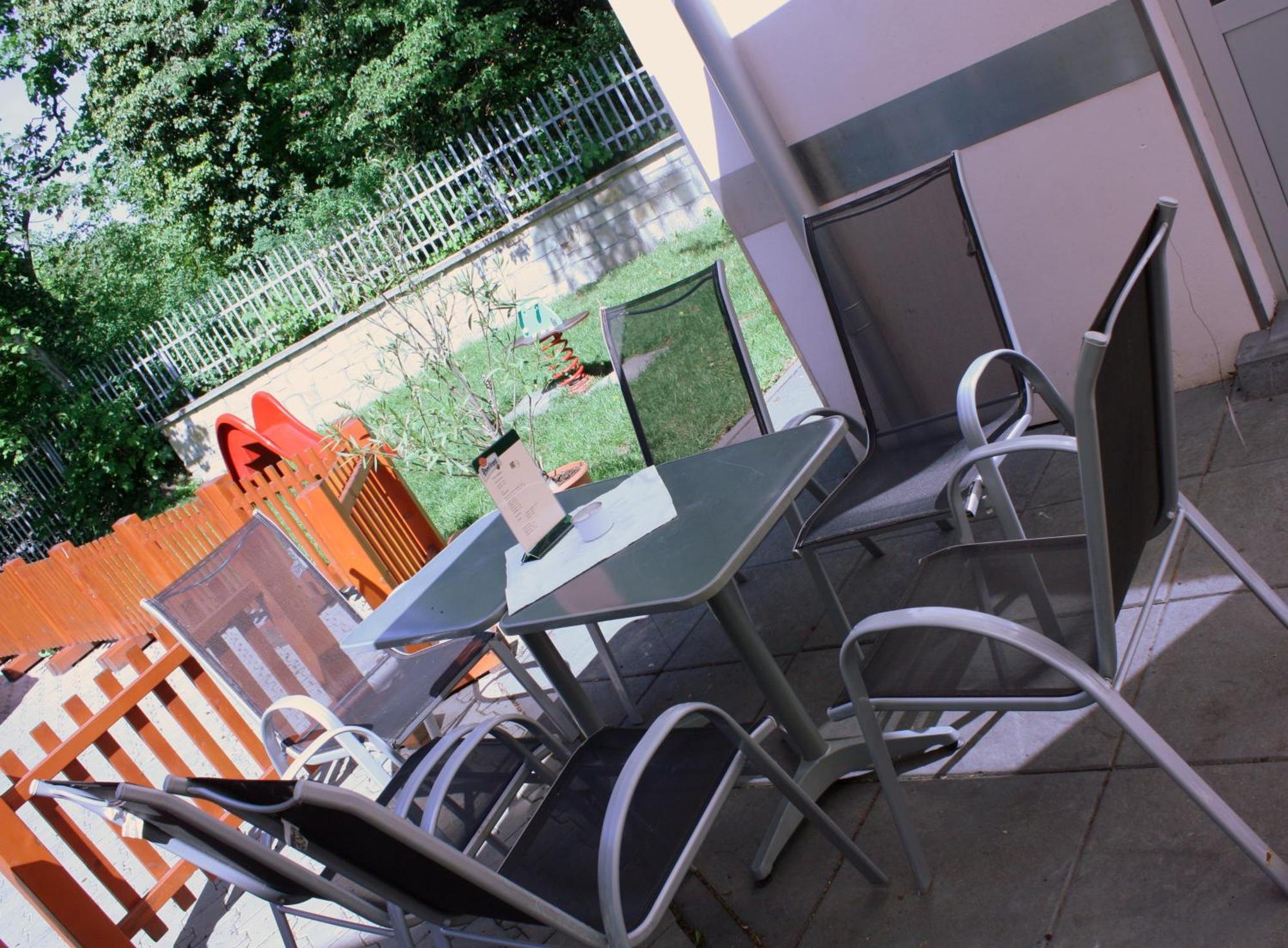 Penzion a CaféRestaurant U lávky Chrudim Exterior foto